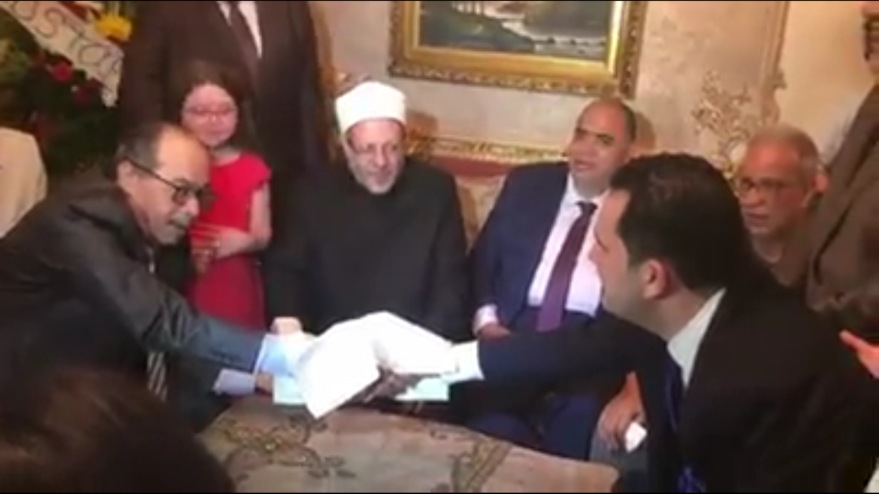مفتي الجمهورية يشهد توقيع عقد قران عروسين بالشرقية