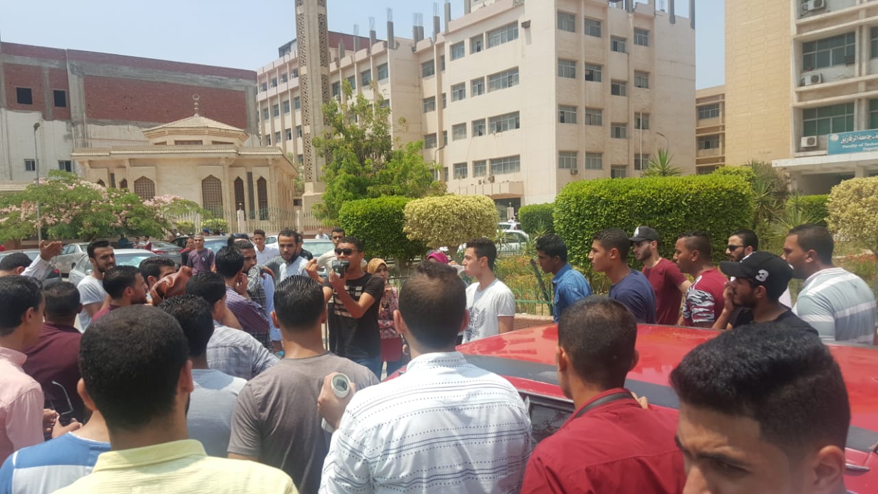 وقفة احتجاجية لطلاب تجارة جامعة الزقازيق بسبب خطأ فى النتيجة 1 وقفة احتجاجية لطلاب تجارة جامعة الزقازيق