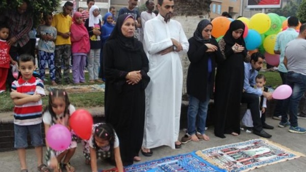حكم صلاة النساء بجوار الرجال في العيد 1 العيد