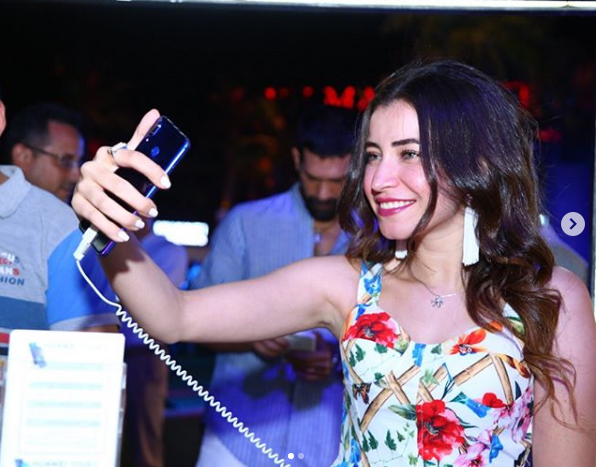 أول تعليق من سارة الشامي على صورة إعلان هواوي المثيرة للجدل 1 سارة