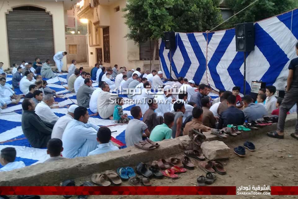 مئات المصلين بالحسينية يؤدون صلاة عيد الأضحى 2 صلاة عيد الأضحى بالحسينية