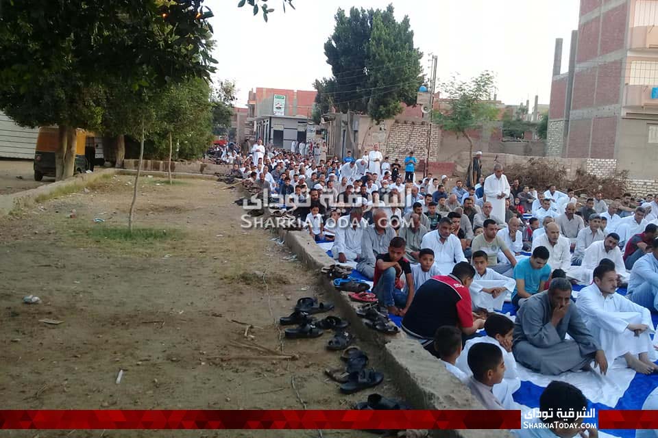 مئات المصلين بالحسينية يؤدون صلاة عيد الأضحى 3 صلاة عيد الأضحى بالحسينيةصلاة عيد الأضحى بالحسينية