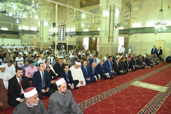 محافظ الشرقية يؤدي صلاة عيد الأضحى بمسجد الفتح بالزقازيق 3 محافظ الشرقية يؤدي صلاة عيد الأضحى بمسجد الفتح بالزقازيق