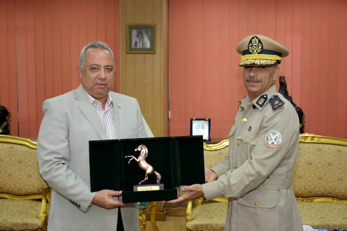 محافظ الشرقية يكرم اللواء محمد عامر مدير إدارة المرور السابق 3