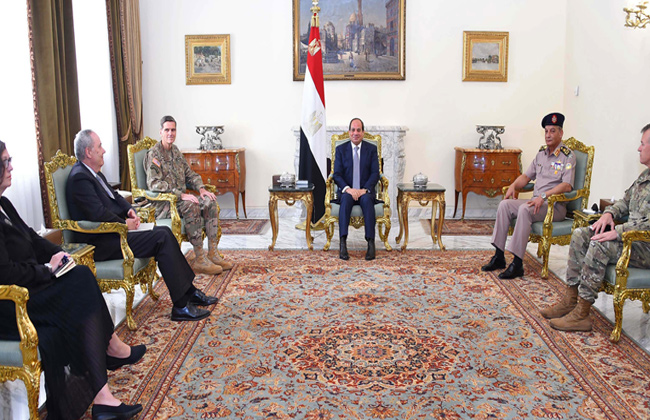 الرئيس السيسي يلتقي قائد القيادة المركزية الأمريكية لبحث التعاون العسكري بين البلدين 11 السيسي 3