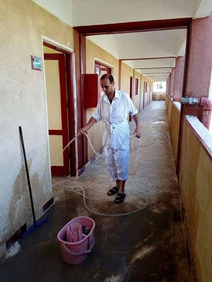 مدير مدرسة بالشرقية ينظف ويغسل الفصول استعداداً لاستقبال الطلاب