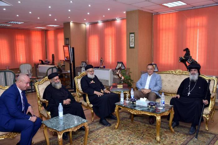 محافظ الشرقية يستقبل الأنبا مقار أسقف فاقوس والعاشر من رمضان 10 وفد الكنسي يهنئ المحافظ بمنصبه الجديد