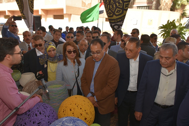 رئيس الوزراء يتفقد دار التربية للبنين بالزقازيق ويشيد بمعرض البردي والأعمال اليدوية