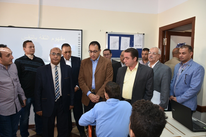 رئيس الوزراء يطمئن على سير الدراسة في مدرسة المتفوقين بالزقازيق