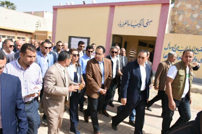 رئيس الوزراء يفاجئ مدرسة الزقازيق الثانوية الزراعية