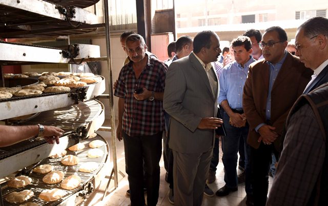 رئيس مجلس الوزراء يتابع سير العمل بمشروع مجمع المخابز الآلية بالزقازيق 1 رئيس مجلس الوزراء يتابع سير العمل بمشروع مجمع المخابز الآلية بالزقازيق 3