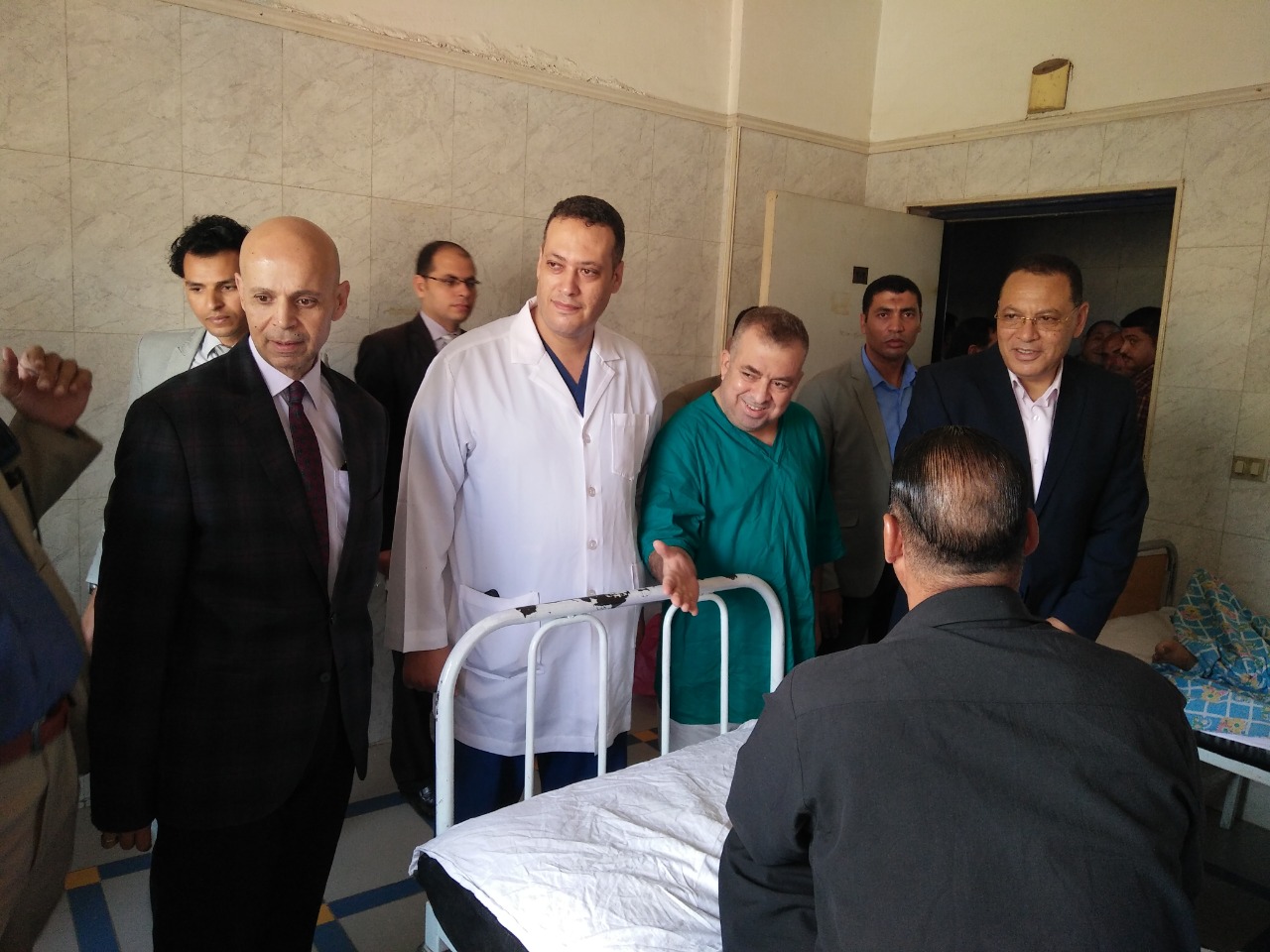 محافظ الشرقية يزور مستشفى ديرب نجم أثناء إجراء 13 عملية