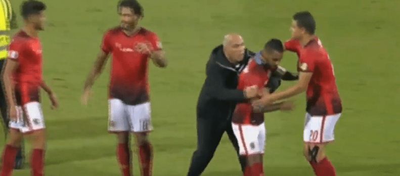 فريق الأهلي يشتبك مع حكم مباراة الوصل.. وطرد حسام عاشور 5 حسام عاشور