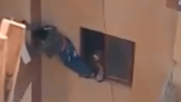أول تدخل حكومي على فيديو طفل البلكونة 1