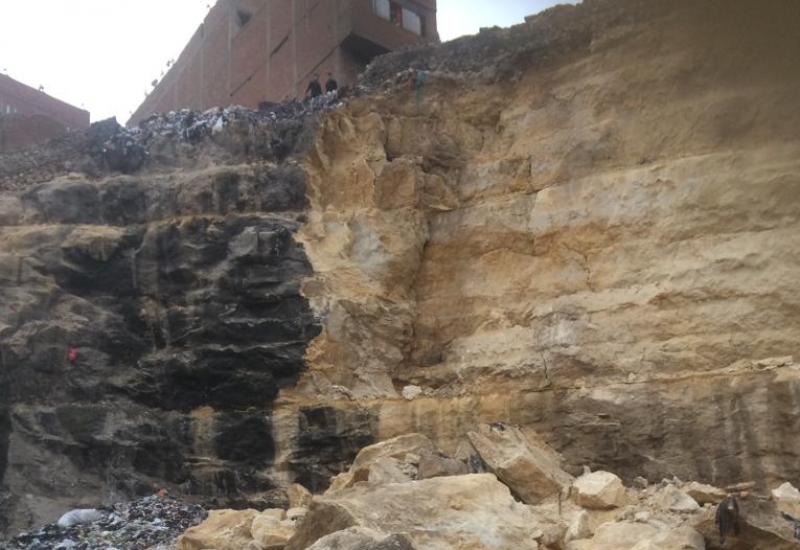 انهيار صخرة بمنشية ناصر ونقل 28 أسرة متضررة إلى الأسمرات