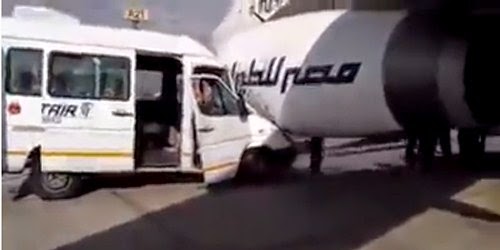 طائرة إماراتية تصطدم بسيارة قبل إقلاعها من مطار القاهرة