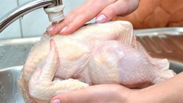 غسل الدجاج قبل الطهي يؤدى إلى كارثة صحية