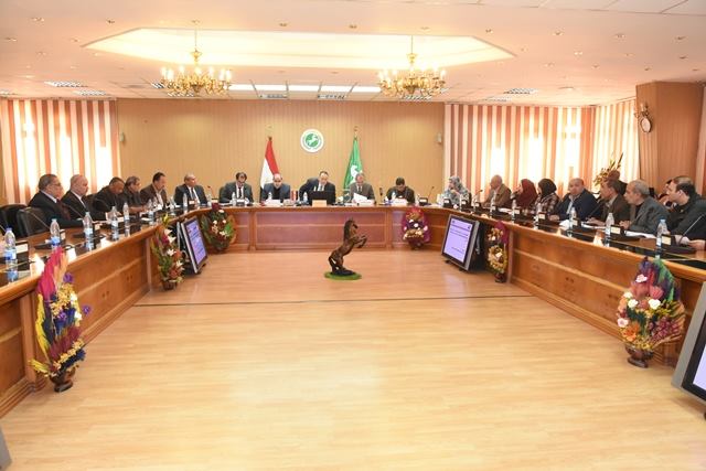 محافظ الشرقية يجتمع بالمستثمرين لمناقشة طلباتهم 4 محافظ الشرقية يناقش الإلتماسات المقدمة من المستثمرين