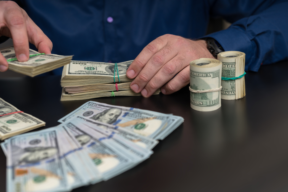 الدولار يرتفع أمام الجنيه المصري في 8 بنوك اليوم الأربعاء 