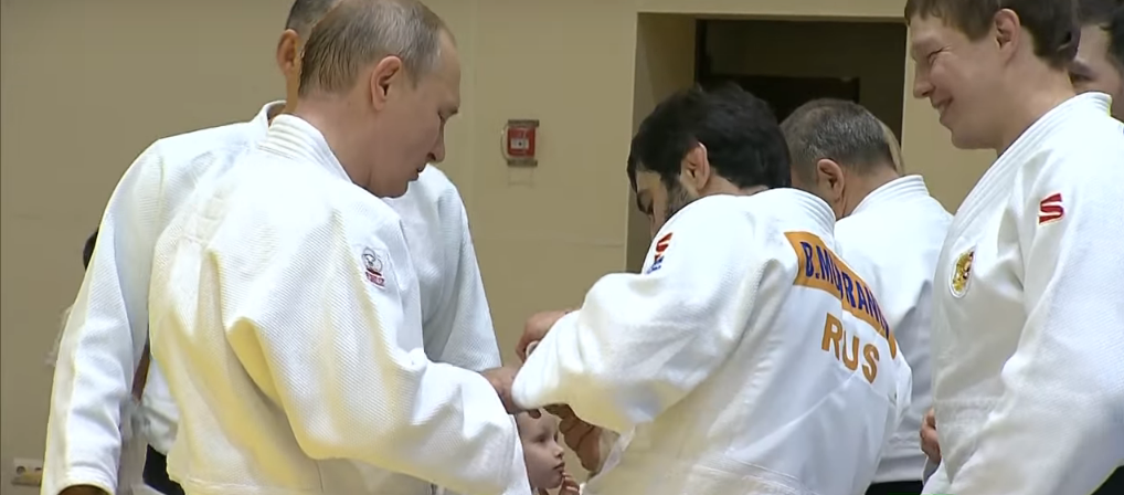 لحظة تعرض بوتين للإصابة أثناء مباراة الجودو 