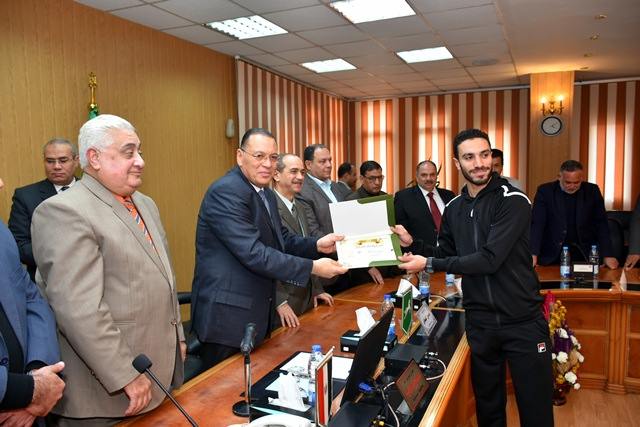 محافظ الشرقية يُكرم فريق الهوكي للفوز ببطولة أفريقيا بمكافآت مالية وشهادات تقدير