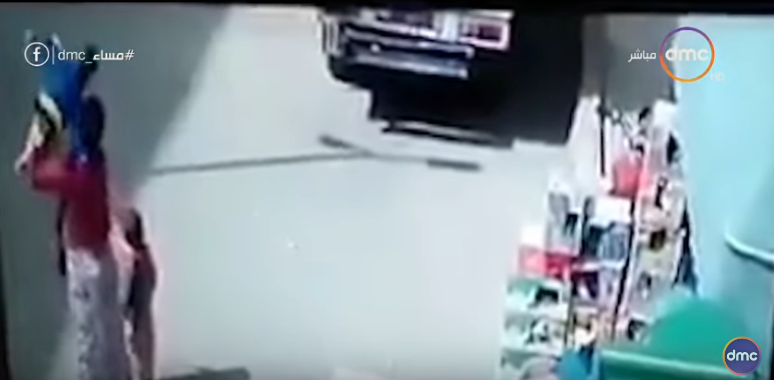 أم تلقي طفلها الرضيع على الأرض.