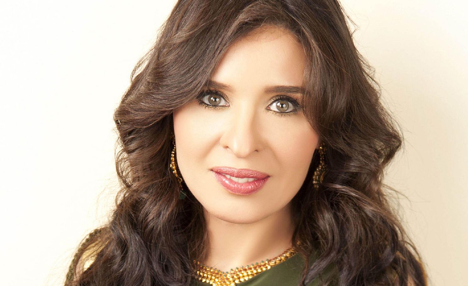 شاهد.. الفنانة دينا ترتدي الحجاب وملابس الإحرام 6 دينا