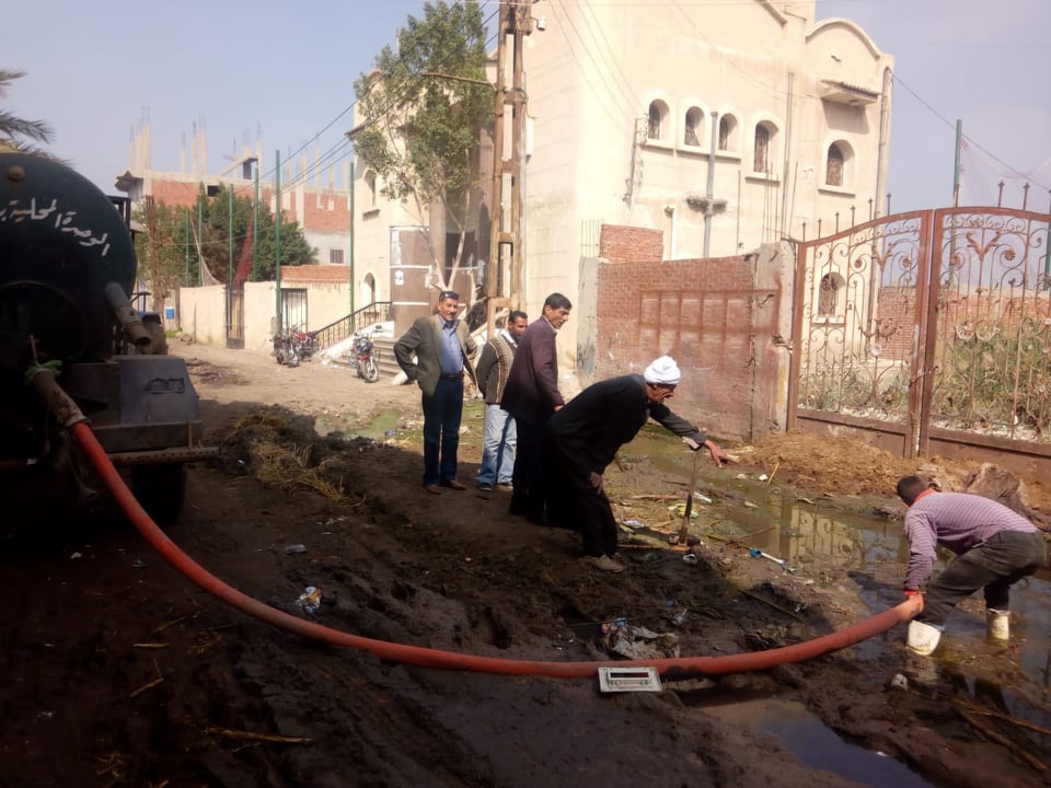 سحب مياه الصرف الصحي بكفر أباظة بالزقازيق استجابة لما نشرناه 1 سحب مياه الصرف الصحي بكفر أباظة بالزقازيق