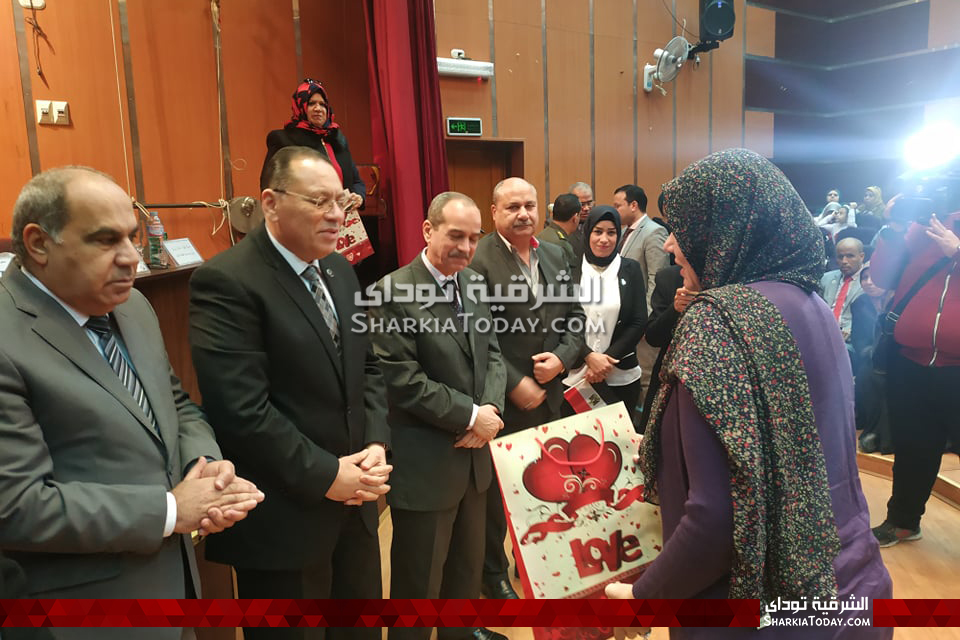 محافظ الشرقية يشهد احتفالية المرأة المصرية ويكرم الأمهات المثالية 2 محافظ الشرقية يكرم الأمهات
