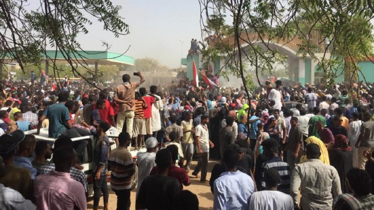 تطورات الوضع في السودان وتوافد المتظاهرين
