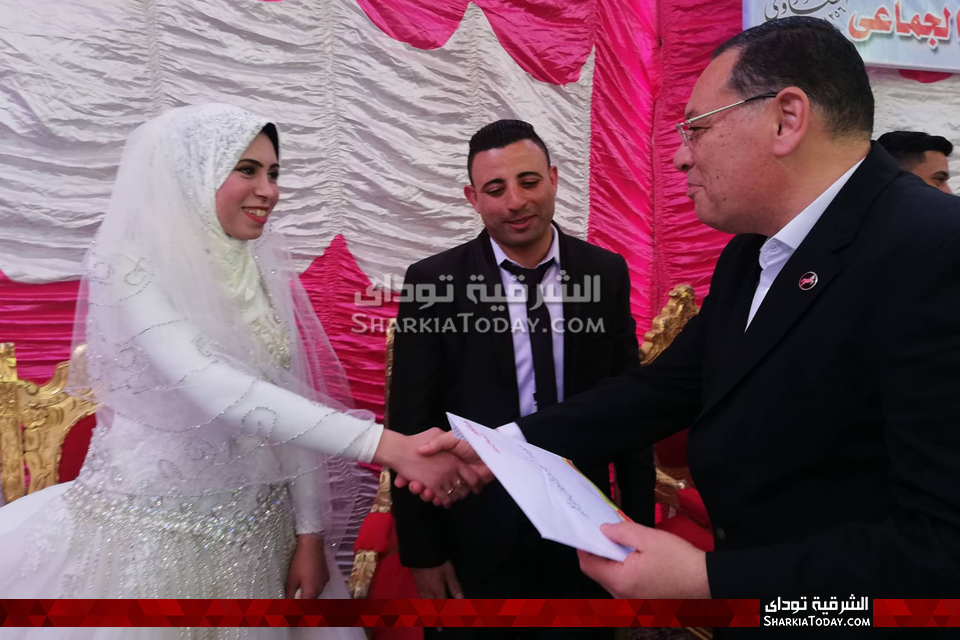محافظ الشرقية يحضر حفل زفاف جماعي في يوم اليتيم بالزقازيق 7 تكريم