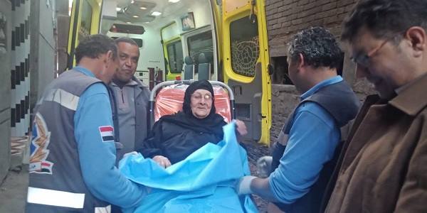 نقل سيدة مسنة بالإسعاف للتصويت في الاستفتاء بالشرقية 2 محافظ الشرقية يأمر بتوفير سيارة إسعاف لسيدة مسنة لتصويت في الاستفتاء