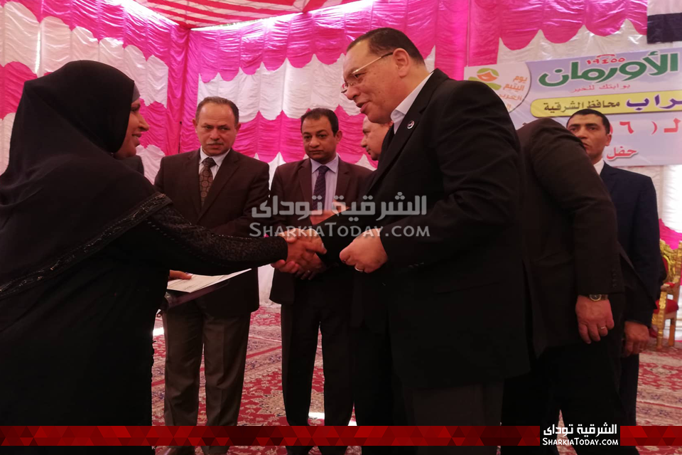 محافظ الشرقية يحضر حفل زفاف جماعي في يوم اليتيم بالزقازيق 4 محافظ الشرقية يكرم الأمهات المثاليات في حفل يوم اليتيم