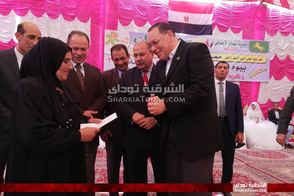 محافظ الشرقية يحضر حفل زفاف جماعي في يوم اليتيم بالزقازيق 5 محافظ الشرقية يكرم الأمهات المثاليات في حفل يوم اليتيم2