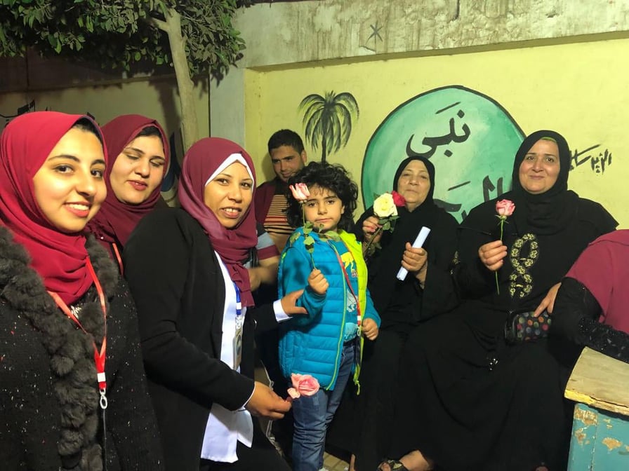 وطن يختتم أيام الاستفتاء على التعديلات الدستورية بتوزيع الورود علي الناخبين4