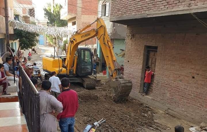 إصلاح ماسورة مياه الشرب بقرية الطويلة بفاقوس