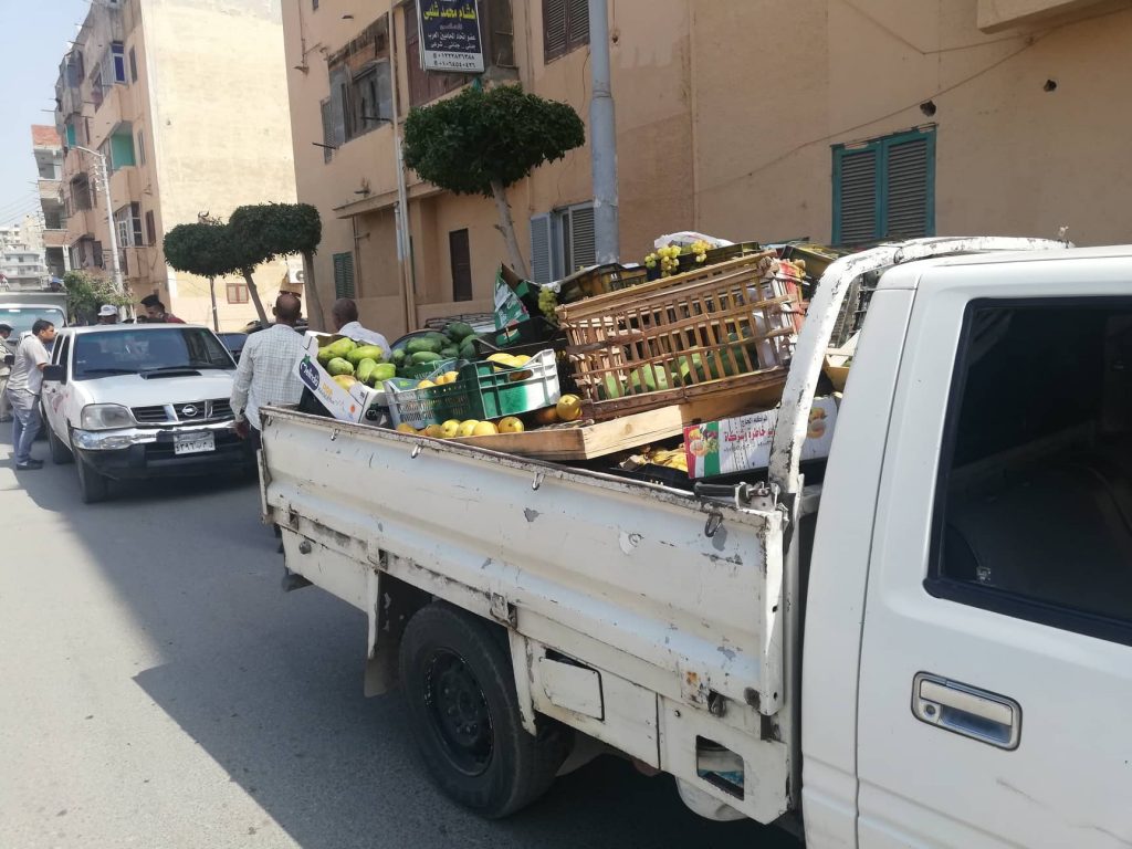 المحافظة تتحفظ على فاكهة بائع متجول وتهديها إلى الملاجئ بالزقازيق 1 المحافظة