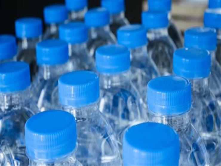 المياه من الزجاجات البلاستيكية
