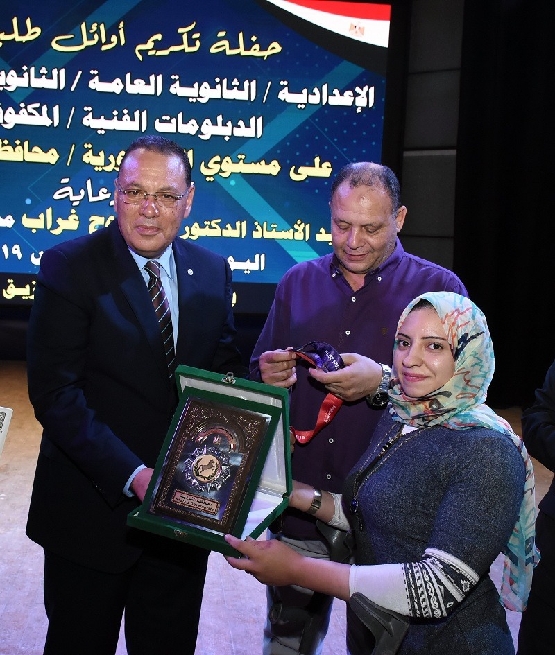 محافظ الشرقية يكرم رحاب حمدي بطلة العالم في رفع الأثقال 2 الشرقية