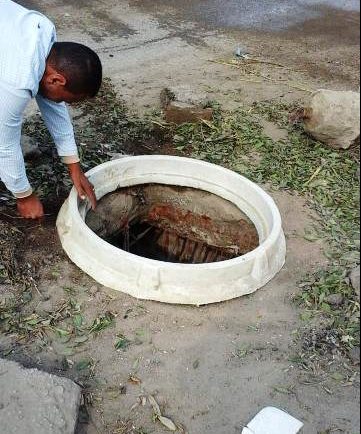 تغطية بالوعات الصرف الصحي بالشرقية