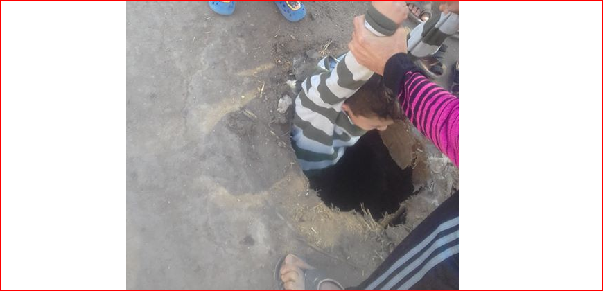 شاب ينقذ طفل سقط في بالوعة صرف صحي غير مغطاة بالزقازيق 6 شاب 1
