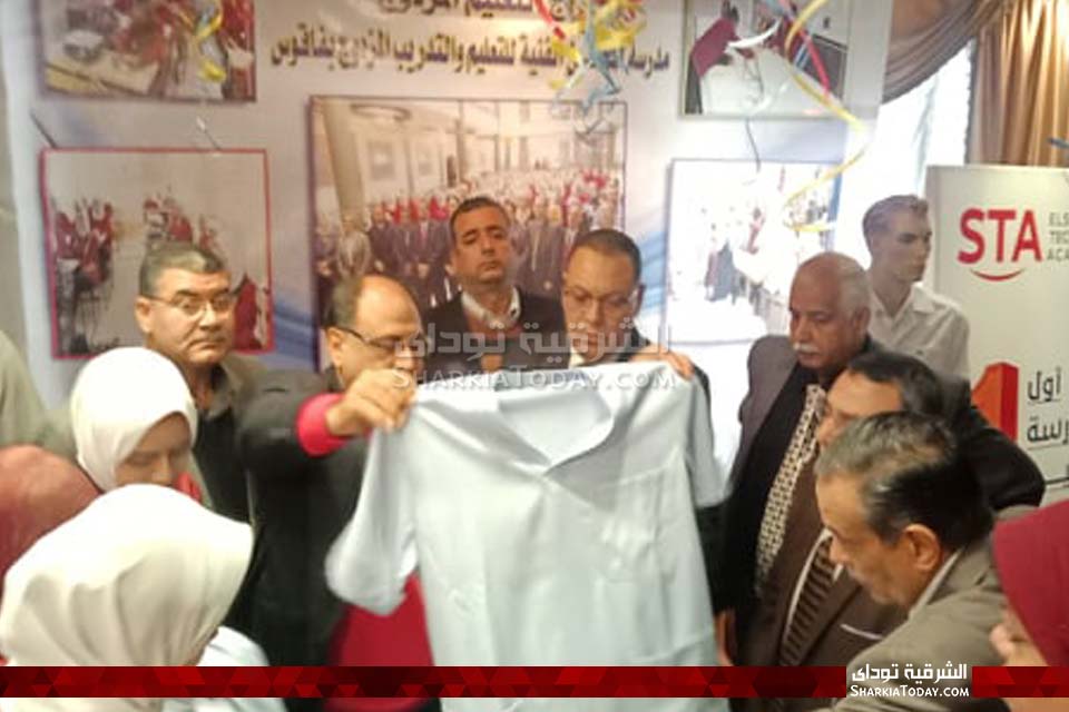 محافظ الشرقية يفتتح معرض منتجات التعليم المزدوج في نقابة المعلمين بالزقازيق 2 المحافظ 123456