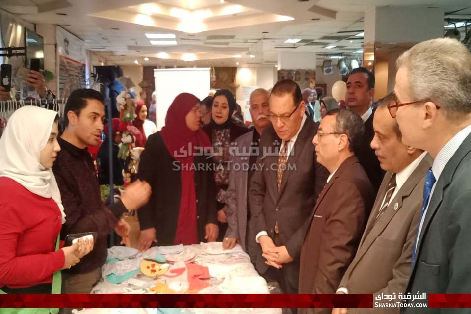محافظ الشرقية يفتتح معرض منتجات التعليم المزدوج في نقابة المعلمين بالزقازيق 1 محافظ 50
