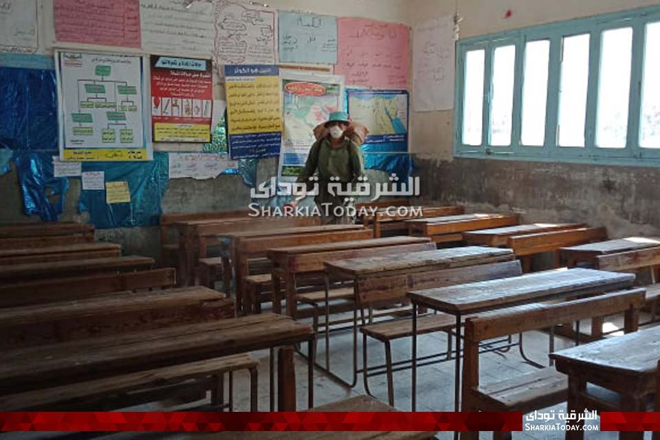 بدء أعمال التعقيم والتطهير بمدرسة الشيخ زكري بأبوحماد 2 أعمال التعقيم والتطهير للفصول والفناء