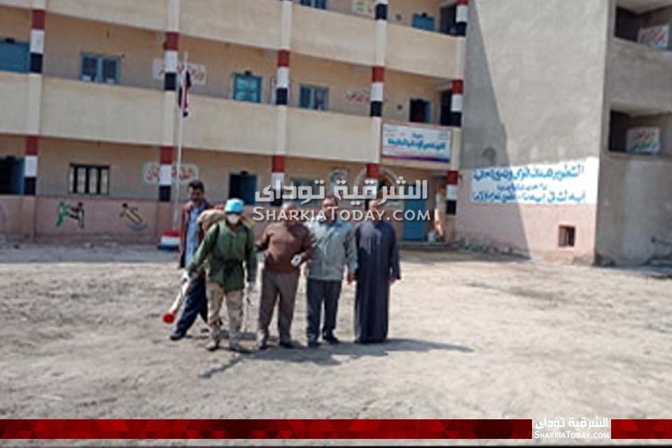 بدء أعمال التعقيم والتطهير بمدرسة الشيخ زكري بأبوحماد 5 أعمال التعقيم والتطهير للفصول والفناء