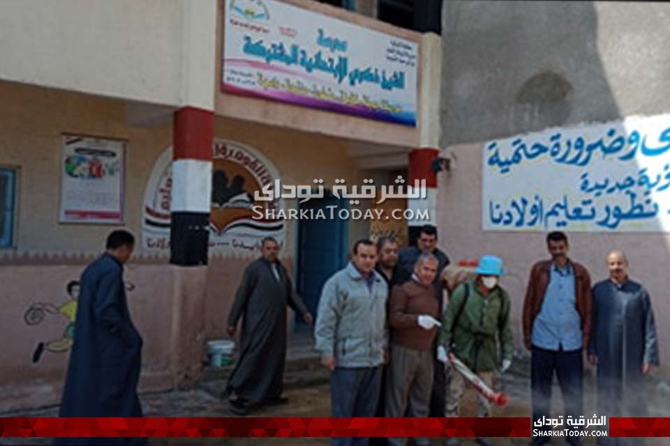 بدء أعمال التعقيم والتطهير بمدرسة الشيخ زكري بأبوحماد 6 أعمال التعقيم والتطهير للفصول والفناء