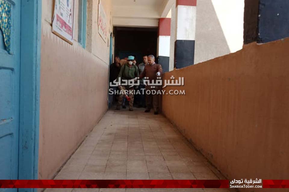 بدء أعمال التعقيم والتطهير بمدرسة الشيخ زكري بأبوحماد 3 أعمال التعقيم والتطهير للفصول والفناء