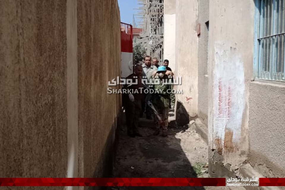 بدء أعمال التعقيم والتطهير بمدرسة الشيخ زكري بأبوحماد 4 أعمال التعقيم والتطهير للفصول والفناء