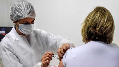 كيف يتم تطعيم لقاح كورونا " شاهد لحظة تطعيم أول شخص في أمريكا بالفيديو " 10 لقاح كورونا