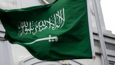 كاتب سعودي يقترح إزالة السيف من علم بلاده لـ3 أسباب